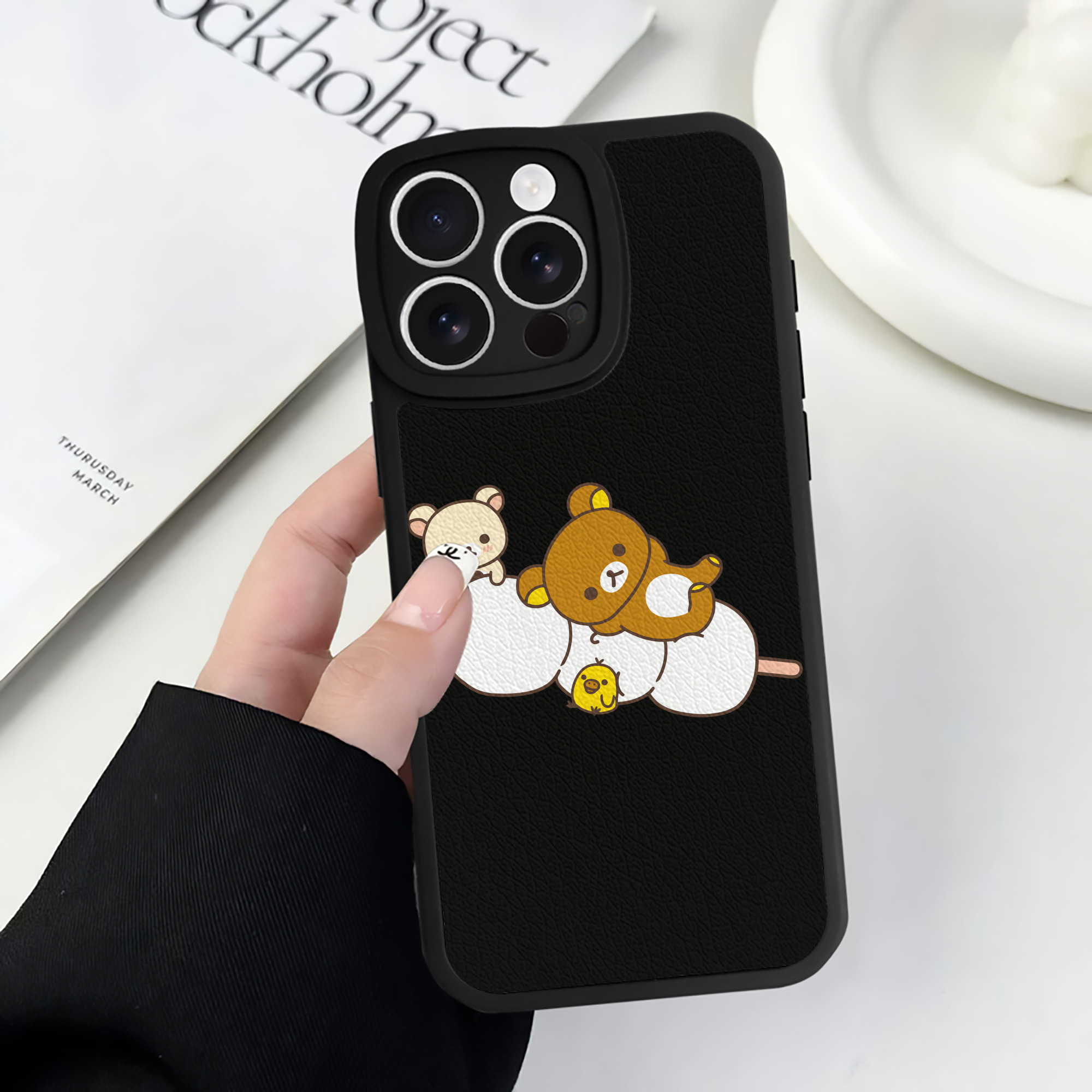 （画像用） リラックマ リラックマ キイロイトリ Rilakkuma Korilakkuma Kiiroitori 【iPhone 16シリーズ対応】シリコンスマホケース（レザー調） 材質：シリコン